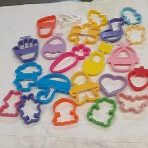 Lot of Wilton set of 22 plastic Spring/Easter cookie cutters
